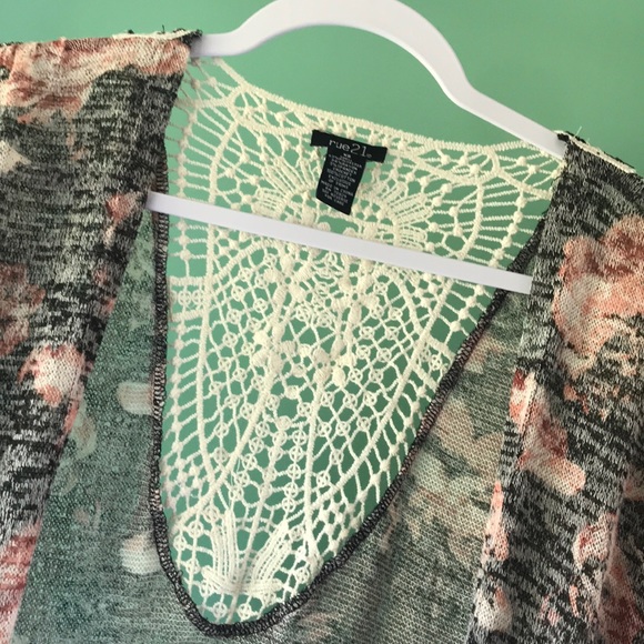 Rue 21 shawl - Picture 2 of 8